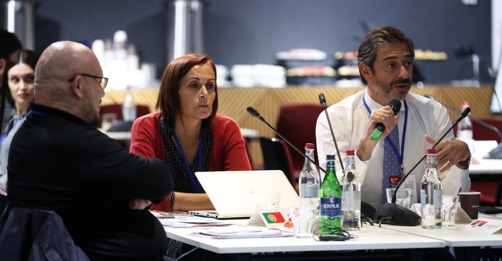 Telmo Gonçalves, Vogal do Conselho Regulador e Joana Duarte, Diretora do Departamento de Supervisão na 23.ª reunião plenária da Rede de Reguladores do Mediterrâneo