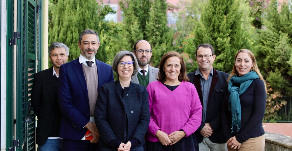 Foto de conjunto dos representantes do Conselho Regulador da ERC e da Comissão da Carteira Profissional de Jornalista