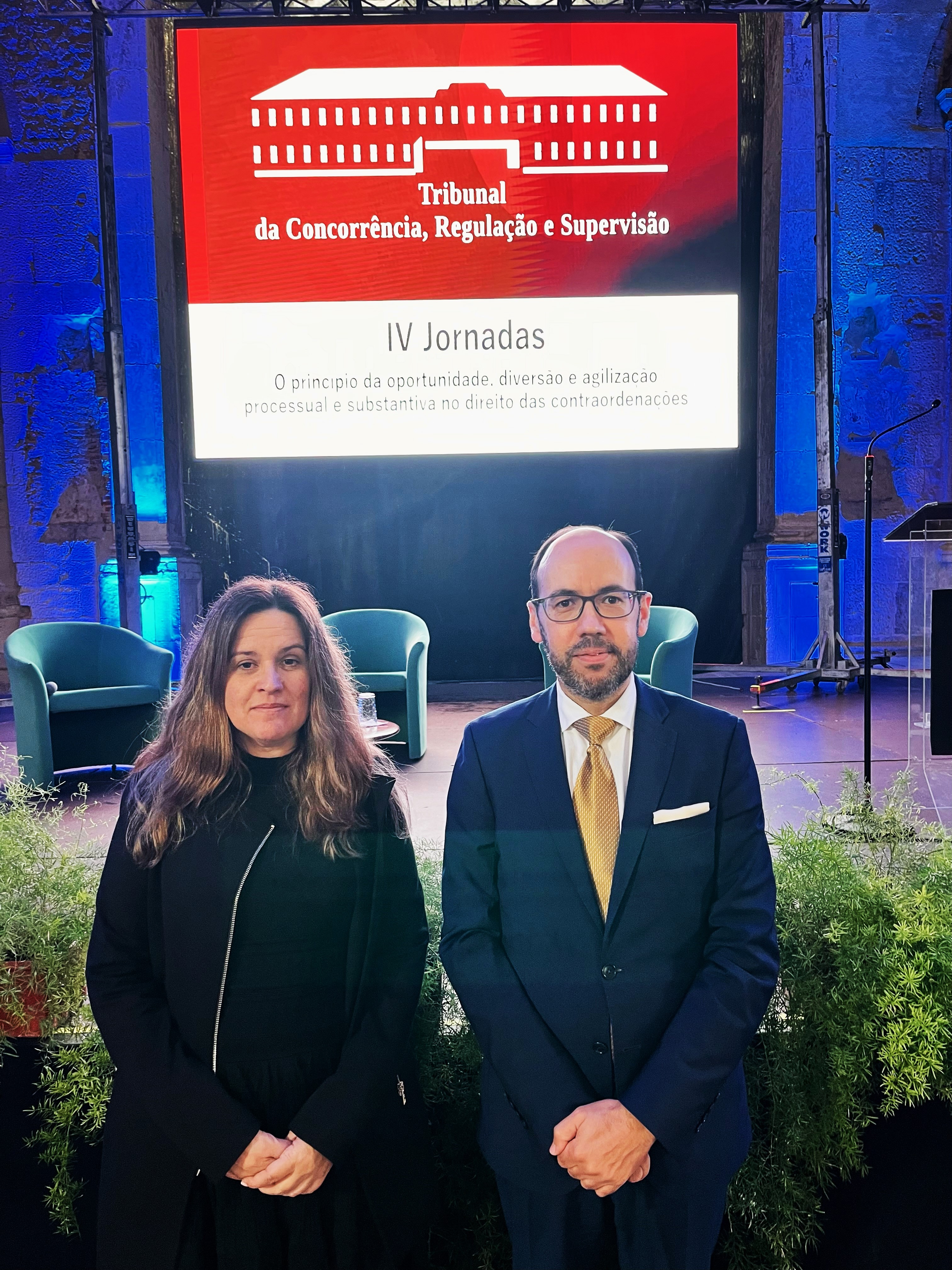 Vice-Presidente do Conselho Regulador, Pedro Correia Gonçalves, e a Coordenadora da Unidade de Contraordenações, Ana Isabel Ferreira nas IV Jornadas do Tribunal da Concorrência, Regulação e Supervisão